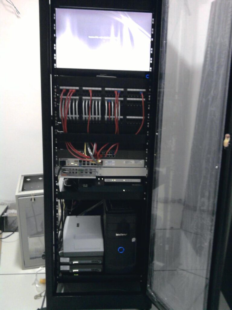 servidor2-768x1024 Infraestrutura de Redes de Computadores