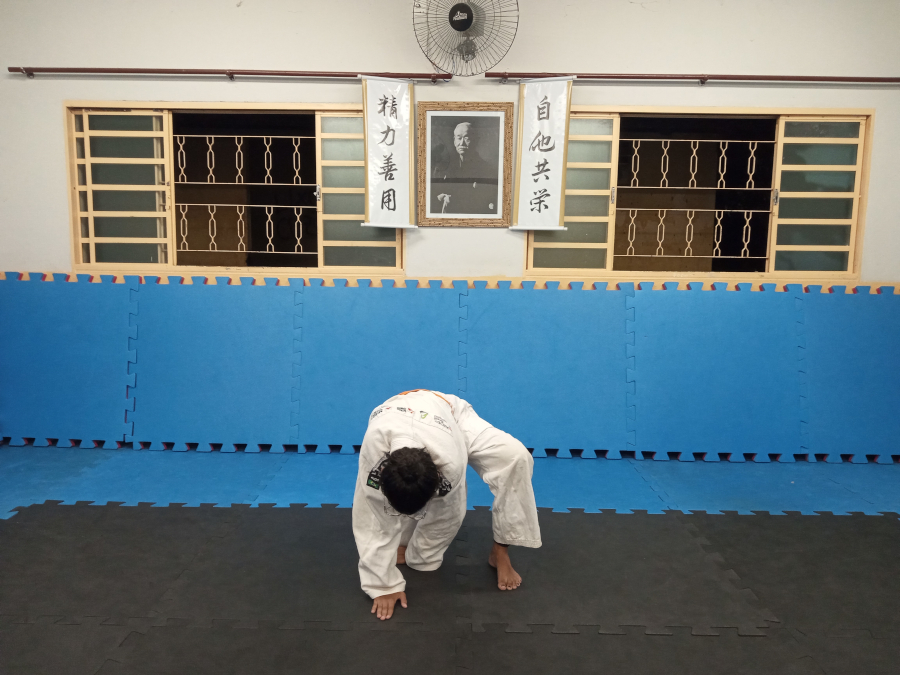 z40 Zempo Kaiten Ukemi (queda em rolamento para frente)