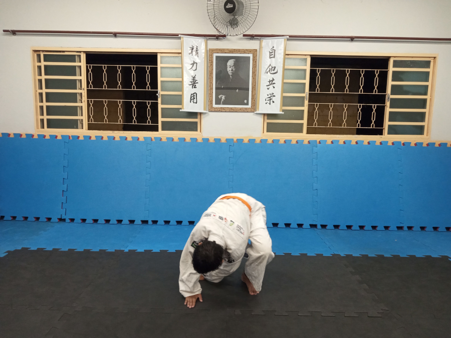 z41 Zempo Kaiten Ukemi (queda em rolamento para frente)