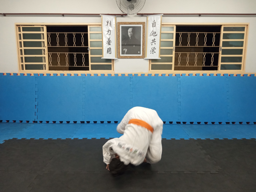 z51 Zempo Kaiten Ukemi (queda em rolamento para frente)