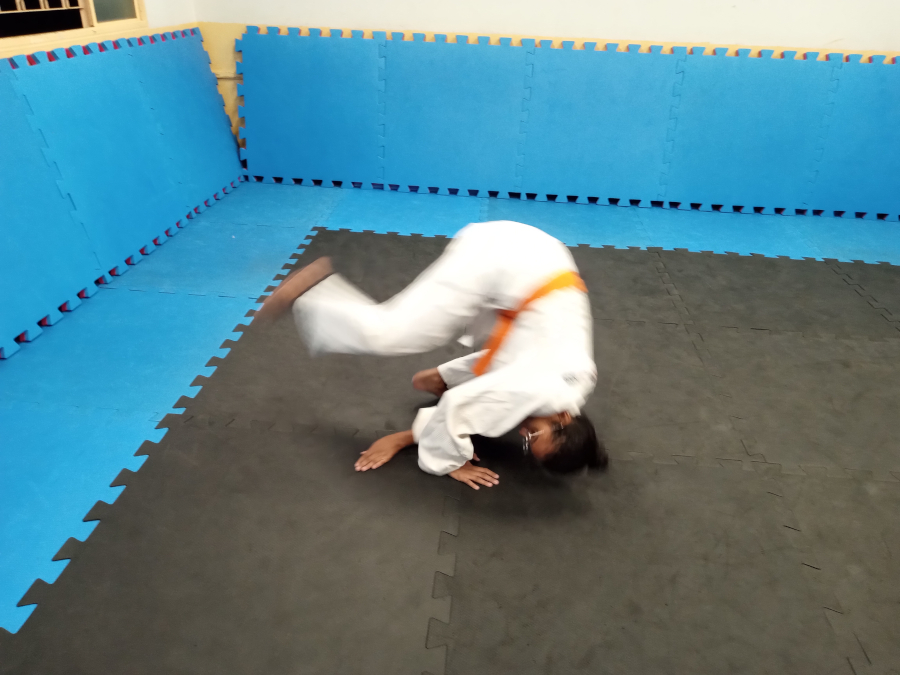 z52 Zempo Kaiten Ukemi (queda em rolamento para frente)