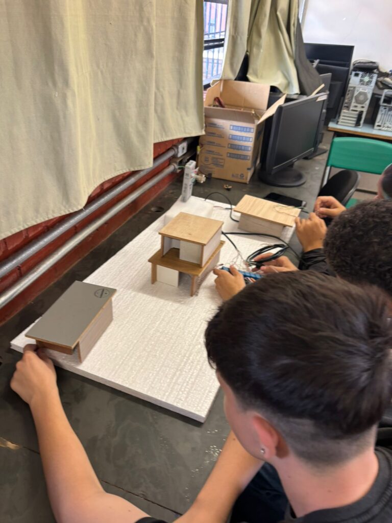 WhatsApp-Image-2025-11-03-at-15.08.33-768x1024 Mostra de Robótica e Tecnologia: Inovação na EE Cidade Industrial