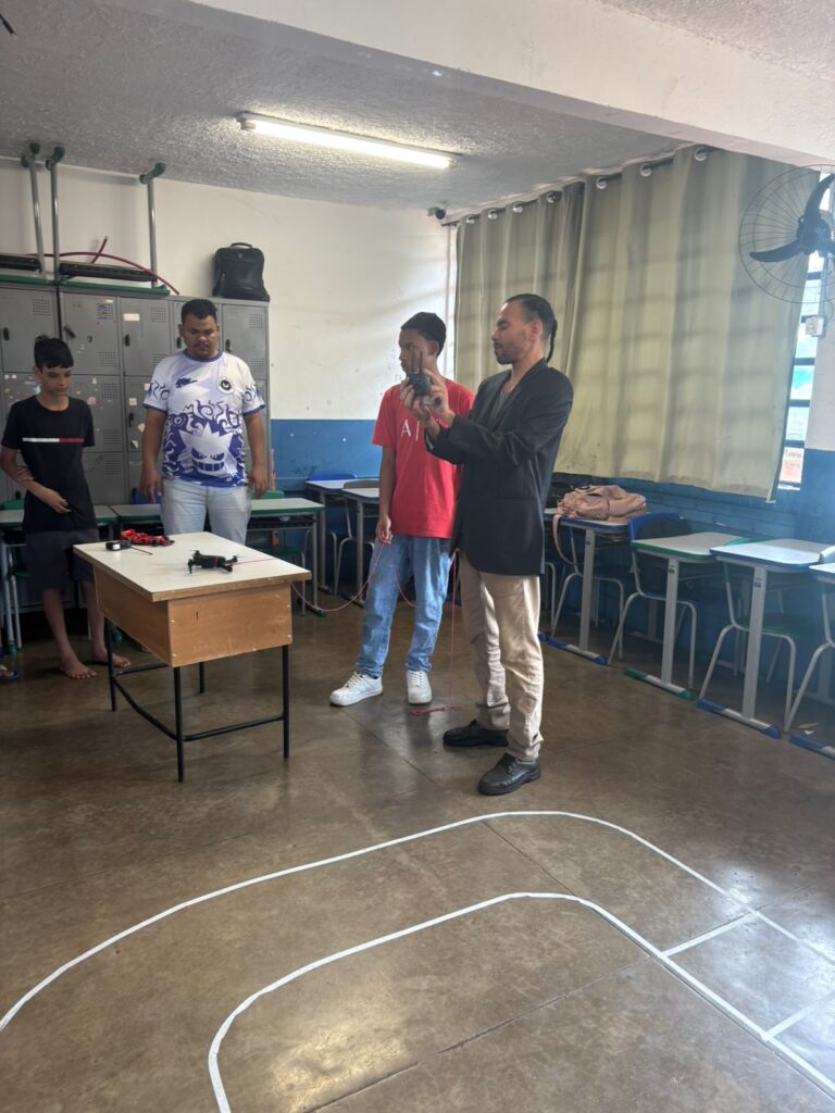 drone1-768x1024 Mostra de Robótica e Tecnologia: Inovação na EE Cidade Industrial